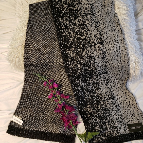 Calvin Klein scarf and hat set - Picture 3 of 4